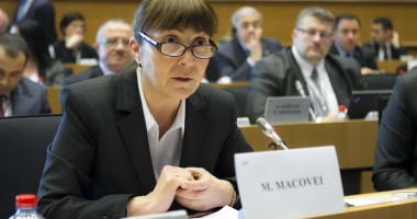 Stire din Politică-Administrație : "Cineva trebuia să ia steagul din noroi"