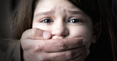 Stire din Eveniment : Monstru deghizat în tată. Și-a abuzat sexual fiica de 13 ani