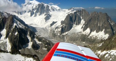 Stire din Actualitate : Un avion ușor  a aterizat  pe un ghețar  din Mont-Blanc