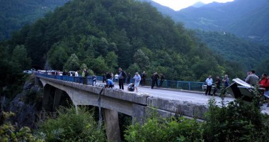 Galerie FOTO și VIDEO. TRAGEDIE NAȚIONALĂ! AUTOCAR ROMÂNESC căzut într-o râpă, în MUNTENEGRU: 19 ROMÂNI AU MURIT! - 2