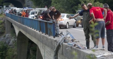 Galerie FOTO și VIDEO. TRAGEDIE NAȚIONALĂ! AUTOCAR ROMÂNESC căzut într-o râpă, în MUNTENEGRU: 19 ROMÂNI AU MURIT! - 5