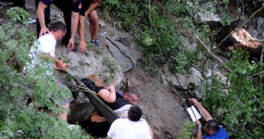 Galerie FOTO și VIDEO. TRAGEDIE NAȚIONALĂ! AUTOCAR ROMÂNESC căzut într-o râpă, în MUNTENEGRU: 19 ROMÂNI AU MURIT! - 10