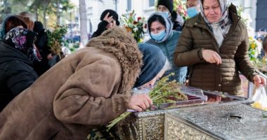 Stire din Social : Iaşi: Racla cu moaştele Sfintei Parascheva, scoasă în procesiune şi depusă în Curtea Mitropolitană spre închinare