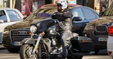 Stire din Actualitate : E oficial! Mopedele şi motocicletele, exceptate de la obligaţia de a fi dotate cu trusă medicală, triunghiuri reflectorizante şi extinctor
