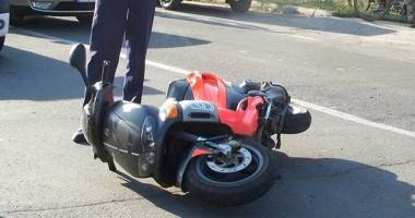 Stire din Eveniment : Mopedist fără permis, rănit în urma unui accident cu o mașină