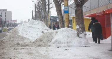 Stire din Social : Galerie foto. Constanța, plină de mormane de zăpadă