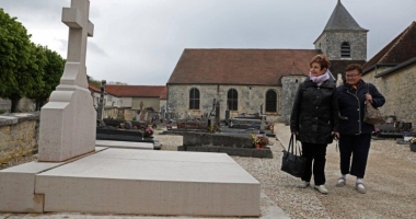 Stire din Actualitate : Mormântul generalului  Charles de Gaulle, vandalizat