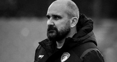 Stire din Sport : Doliu în fotbalul sârbesc. Un antrenor a murit, după ce s-a prăbușit pe teren în timpul meciului
