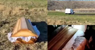 Stire din Eveniment : Au abandonat mortul în sicriu, pe câmp, după ce mașina cu care era transportat a rămas blocată în noroi