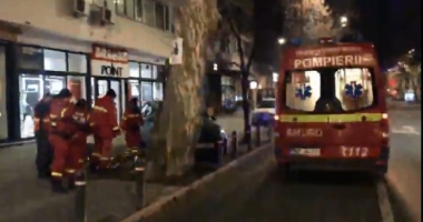 Cadavru găsit în fața unui bloc. Poliția a dechis dosar de MOARTE SUSPECTĂ