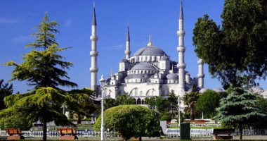 Stire din Actualitate : Un bărbat înarmat a deschis focul  lângă Moscheea albastră din Istanbul