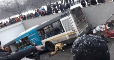 ATENȚIE, IMAGINI ȘOCANTE! Autobuz cu pasageri, căzut pe scările de intrare într-o stație de metrou. Sunt zeci de victime - 2