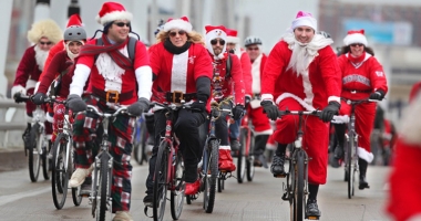 Stire din Sport : Moș Crăciun pe bicicletă, în scopuri nobile