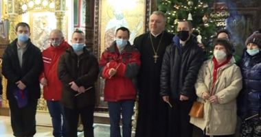 Stire din Social : Moș Crăciun a împărțit daruri în biserică pentru zeci de tineri cu sindrom Down