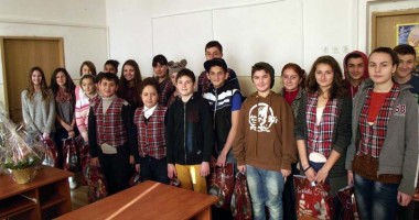 Stire din Social : Moș Crăciun a ajuns la micii ecologiști de la Școala 2 Mai