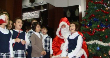 Moș Crăciun a venit la copiii pompierilor "călare" pe… autospecială! (GALERIE FOTO) - 2