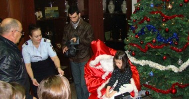 Moș Crăciun a venit la copiii pompierilor "călare" pe… autospecială! (GALERIE FOTO) - 6