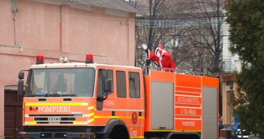Moș Crăciun a venit la copiii pompierilor "călare" pe… autospecială! (GALERIE FOTO) - 7