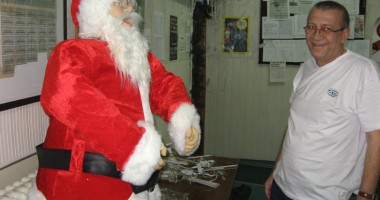 Stire din Economie : Moș Crăciun  vine la puii lupilor de mare