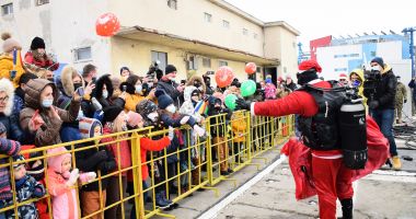 Stire din Social : GALERIE FOTO. Moş Crăciun-scafandru a venit din largul mării, cu cadouri pentru copiii din Ciobanu şi Nazarcea