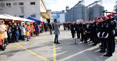 GALERIE FOTO. Moş Crăciun-scafandru a venit din largul mării, cu cadouri pentru copiii din Ciobanu şi Nazarcea - 6