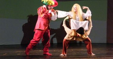 Stire din Cultură-Educație : "Motanul încălțat" îi așteaptă pe cei mici la teatru