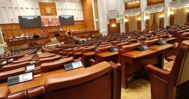 Stire din Politică-Administrație : Moțiunea AUR împotriva Guvernului Bolojan, citită în fața unei săli goale. Nici măcar Simion nu a fost prezent