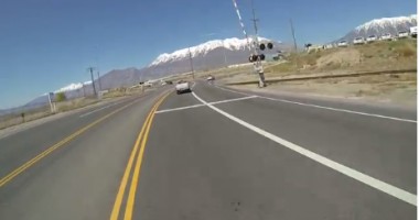 Stire din Diverse : VIDEO / Ce fac o șoferiță și un motociclist în TRAFIC