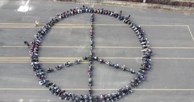 Stire din Actualitate : Sute de motocicliști români au format un uriaș semn al păcii: Gestul pacifist, însoțit și de o donație