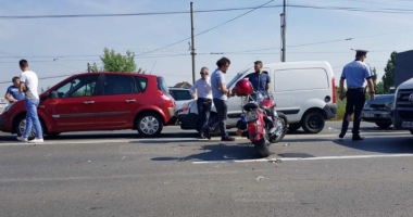 Stire din Eveniment : ACCIDENT RUTIER GRAV. Cinci autoturisme și o motocicletă, implicate. MOTOCICLISTUL a zburat peste două mașini