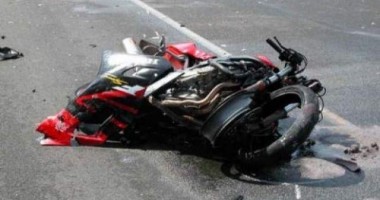 Stire din Eveniment : Motociclist rănit grav din cauza unui șofer imprudent