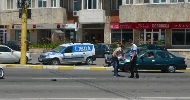 Stire din Eveniment : Motocicletă "spulberată" de un Touareg, la ICIL