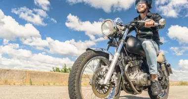 Motociclistul și vrăbiuța