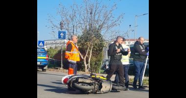 Stire din Eveniment : Un motociclist a fost acroșat de un autoturism, la sensul giratoriu de la Doraly din Constanța