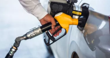 Stire din Social : Motorina sare de 10 lei. Șoc la pompă pentru șoferi