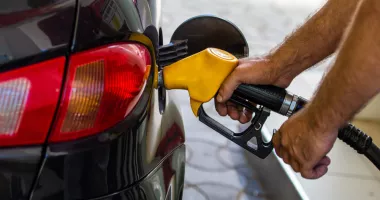 Stire din Social : Șoferii plătesc mai mult la pompă. Majorări de câțiva bani pe litru