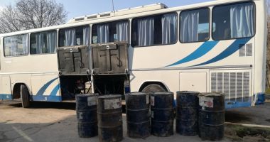 Stire din Eveniment : Butoaie cu motorină, ascunse într-un autocar. Ce a pățit șoferul