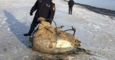 Motor de avion, recuperat din mare, pe plaja de la Mamaia