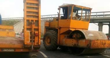 Trafic blocat după ce un CILINDRU COMPACTOR a căzut pe asfalt - 3