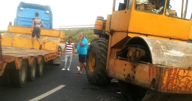 Stire din Eveniment : Trafic blocat după ce un CILINDRU COMPACTOR a căzut pe asfalt