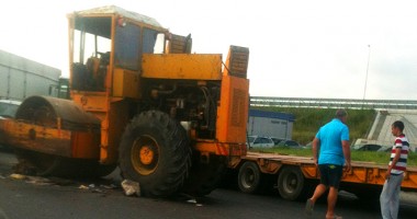 Trafic blocat după ce un CILINDRU COMPACTOR a căzut pe asfalt - 2