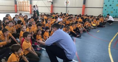 Stire din Cultură-Educație : Medicii de la Mrini Eye Hospital, în vizită la elevii de la Școala "Spectrum"