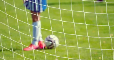 Stire din Eveniment : Un băiat de 13 ani a ajuns la spital după ce o poartă de fotbal s-a prăbușit peste el