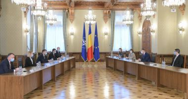 Stire din Politică-Administrație : Au început consultările la Palatul Cotroceni. Delegația PNL, prima la discuții cu președintele Klaus Iohannis