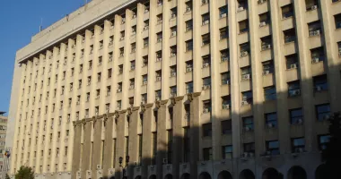 Stire din Eveniment : Un incident grav s-a produs în clădirea Ministerului Transporturilor. Un lift a căzut în gol și a provocat rănirea mai multor persoane
