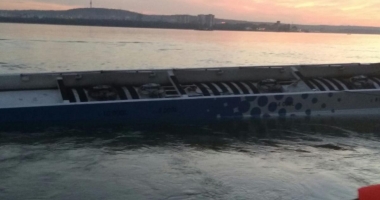 GALERIE FOTO / ACCIDENT STUPID. Tir căzut în Dunăre pentru că nu a fost ancorat - 9