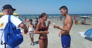 Stire din Social : Scrumiere ecologice, împărțite de voluntari pe plajele din Mamaia