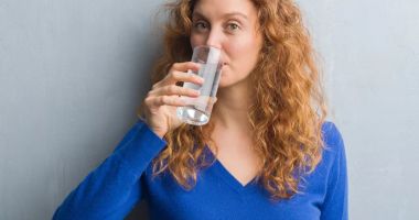 Beți apă pe stomacul gol și între mese, pentru a elimina mucusul