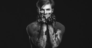 Stire din Cultură-Educație : Astăzi, la Muzeul de Artă Constanţa, vernisajul expoziției de fotografie-portret „Mud“