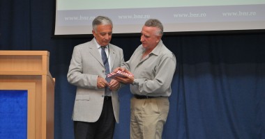 Stire din Economie : Mugur Isărescu a primit medalia jubiliară realizată cu ocazia împlinirii a 50 de ani de la înființarea Universității Ovidius